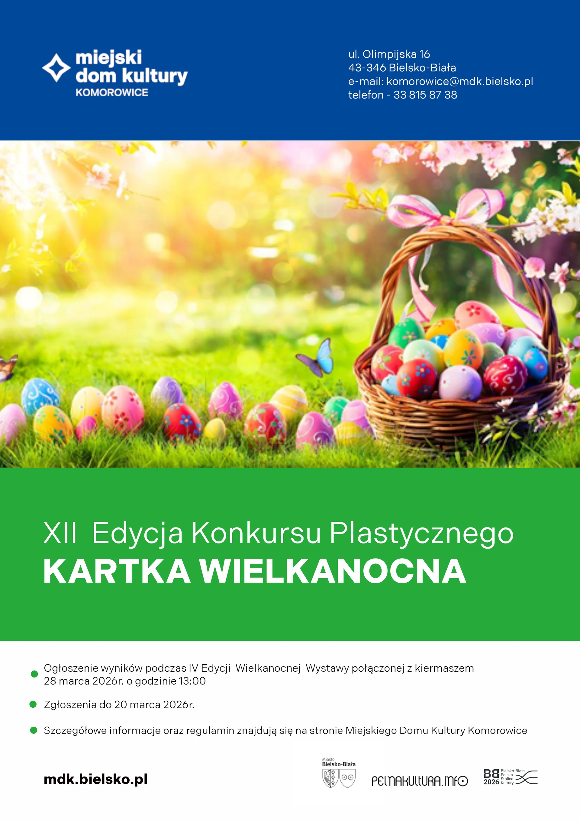 Na zielonej trawie leżą wysypane barwne pisanki, obok stoi koszyk.