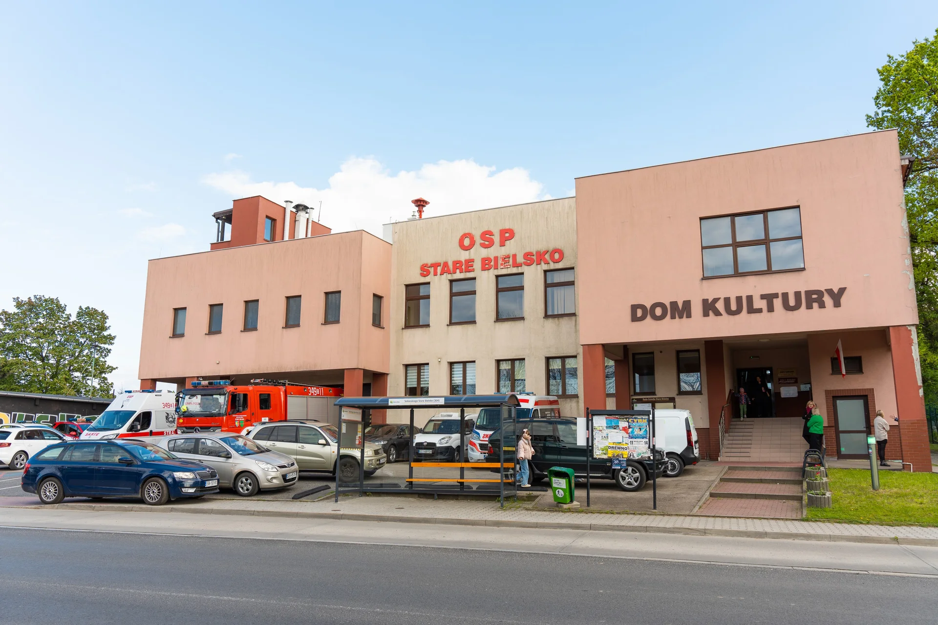 Na zdjęciu pokazany jest budynek Domu Kultury w połowie dzielony z Ochotniczą Strażą Pożarną Stare Bielsko, budynek jest w kolorach brudnego różu