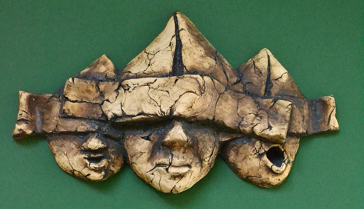 Płaskorzeźba- trzy twarze 