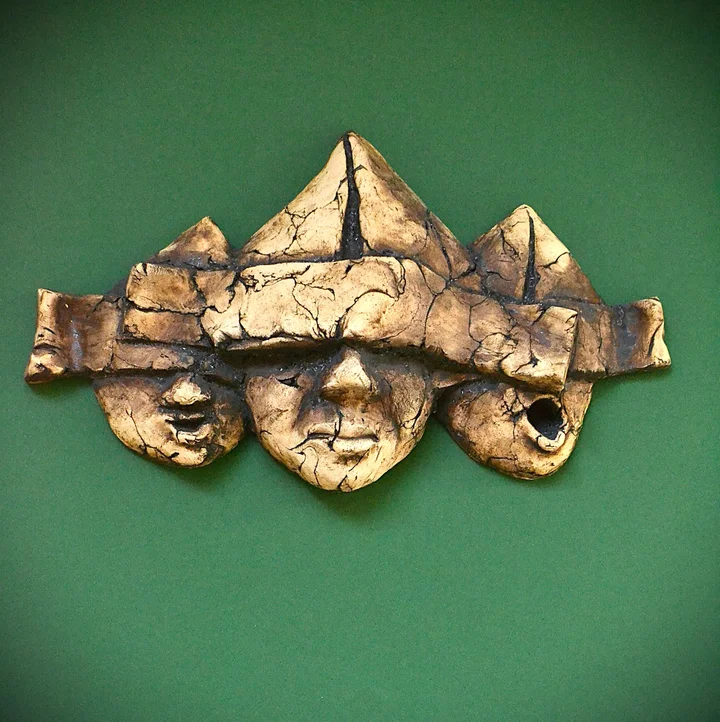 Płaskorzeźba- trzy twarze