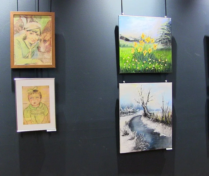 Obrazy malarskie na wystawie