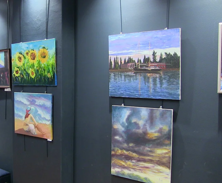 Obrazy malarskie na wystawie