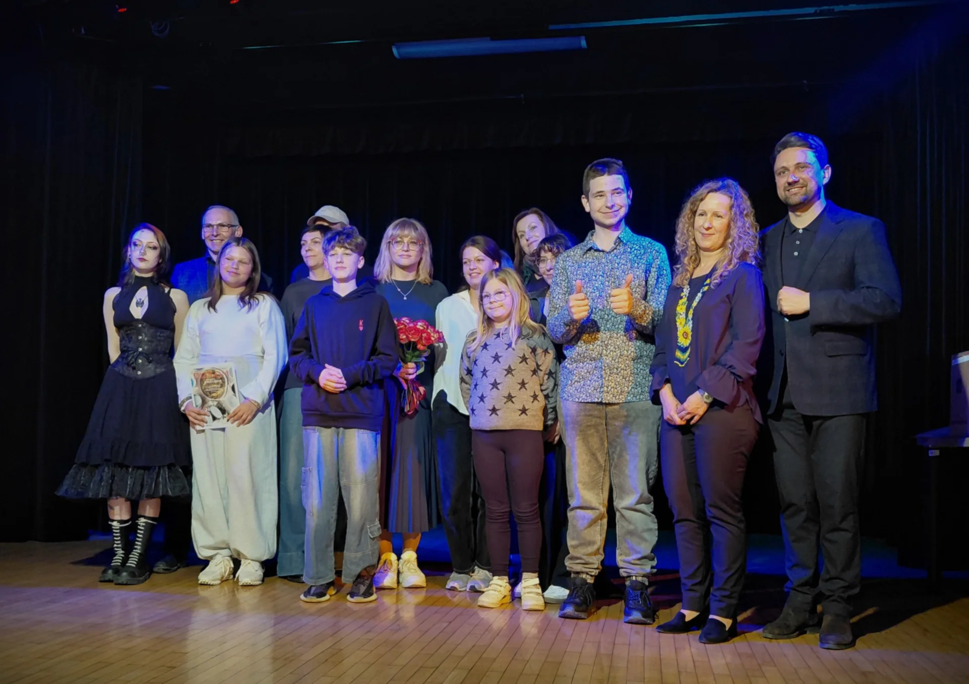 Grupa osób na scenie