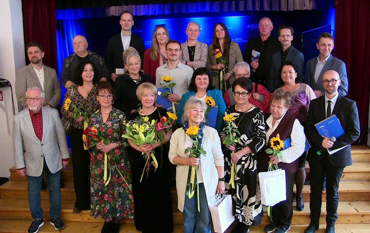 Grupa laureatów, sponsorów i organizatorów Konkursu Malarstwa Nieprofesjonalnego im. Ignacego Bieńka