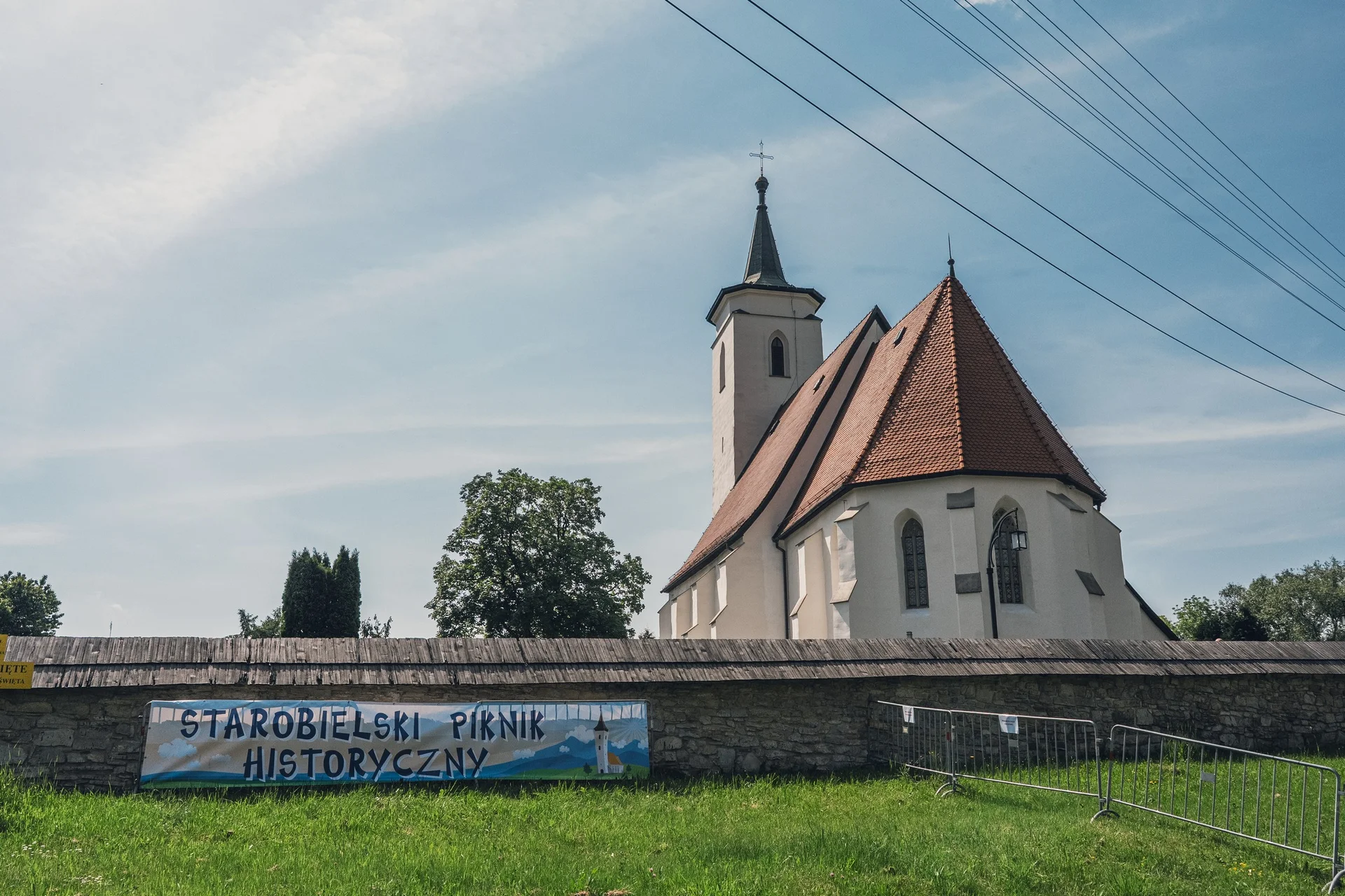 Na zdjęciu widać Kościół św. Stanisława wraz z banerem z napisem Starobielski Piknik Historyczny