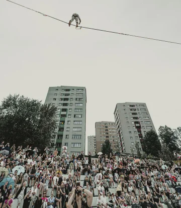 Linoskoczek wysoko nad głowami widzów