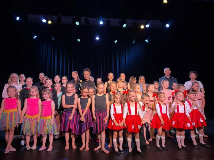 Na zdjęciu pokazane są dzieci z dwóch Domów Kultury stojące na scenie