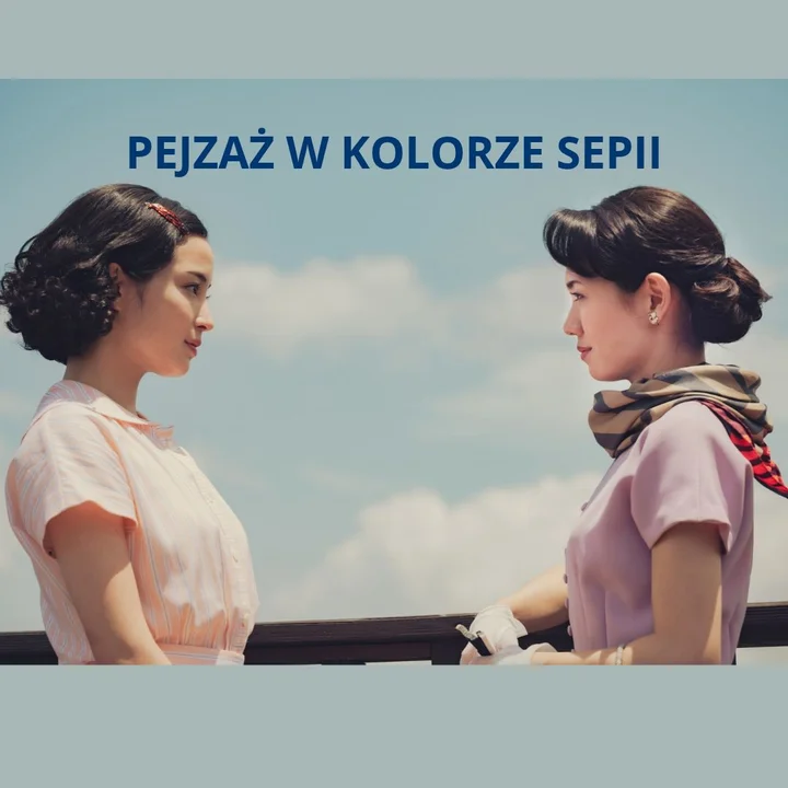 Dwie kobiety stoją twarzami do siebie i patrzą sobie w oczy 