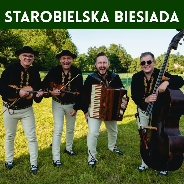 Na zdjęciu stoi 4 mężczyzn z instrumentami, skrzypce, kontrabas oraz akordeon 